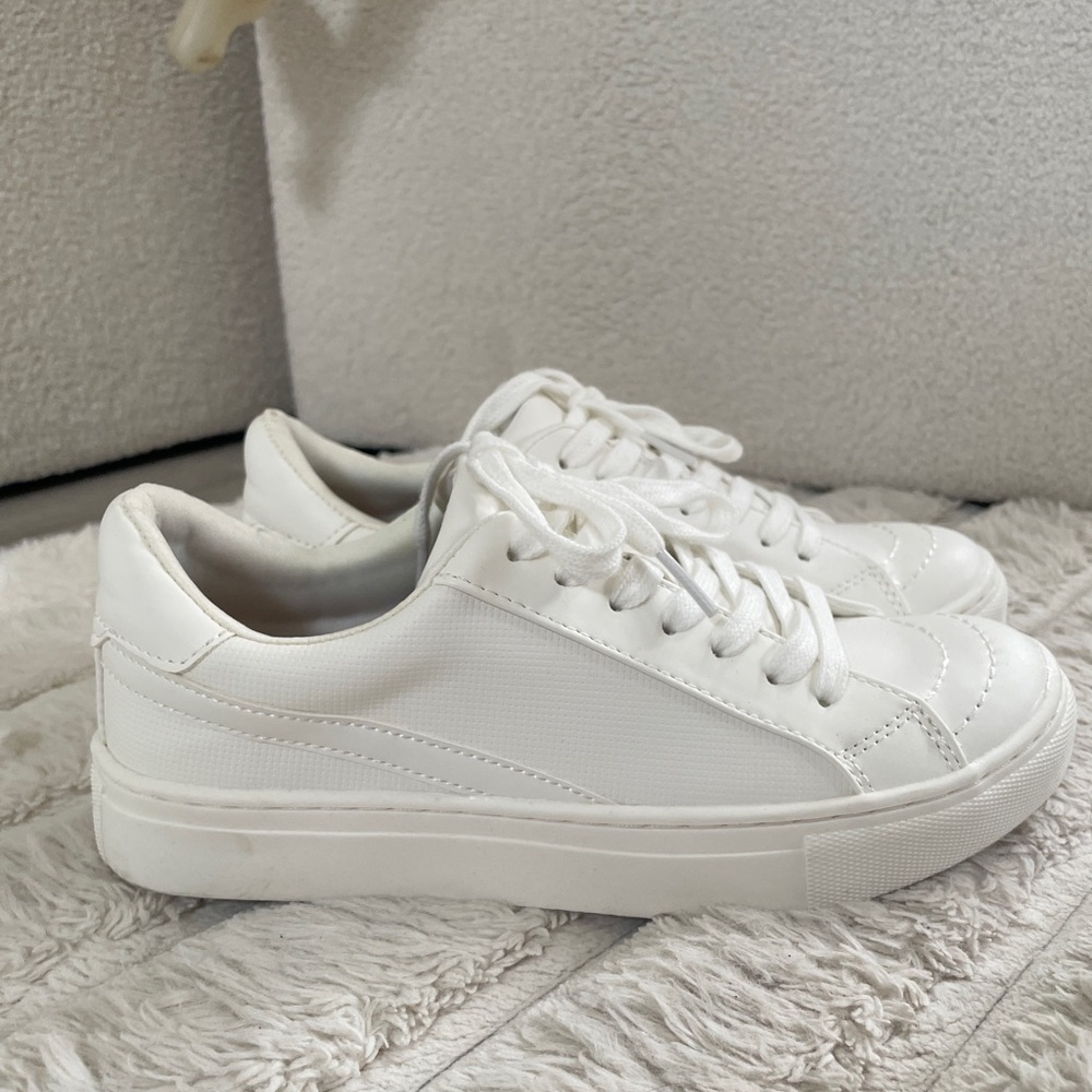 Universal Thread Women's White Sneakers